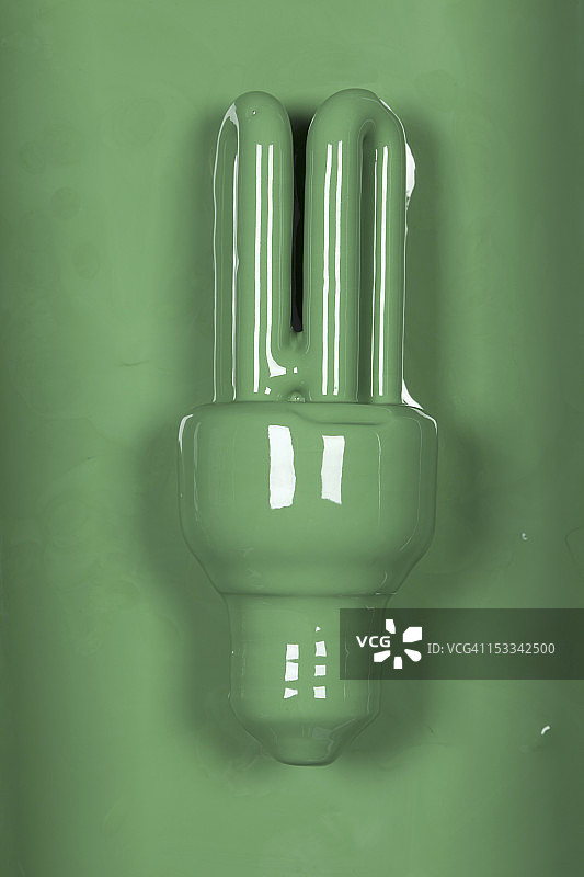 一个涂成绿色的节能灯泡图片素材