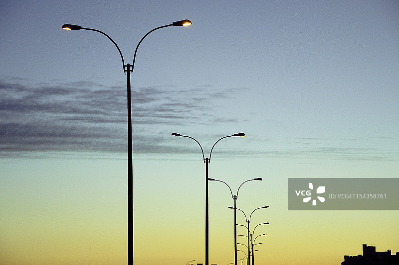 日落时的街灯。图片素材