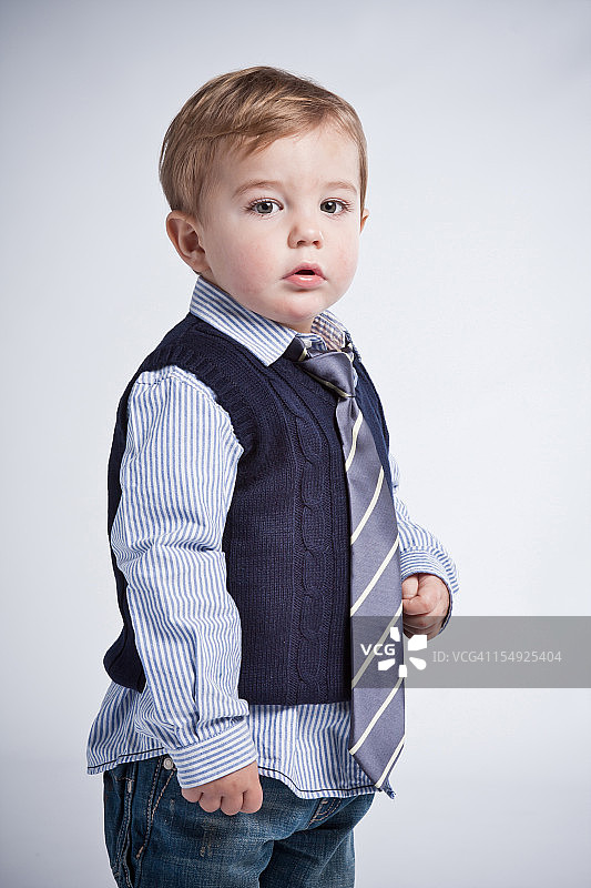 幼童穿衬衫打领带。图片素材