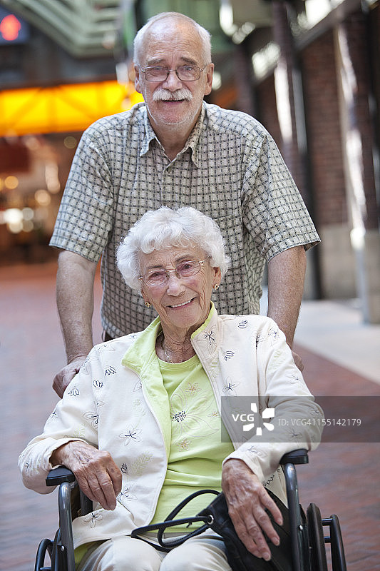 坐轮椅郊游的老年人图片素材