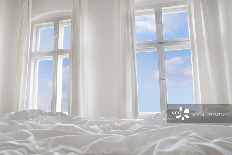 透过卧室的窗户眺望蔚蓝的天空图片素材