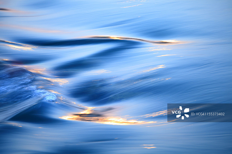 流动的水背景在蓝色图片素材
