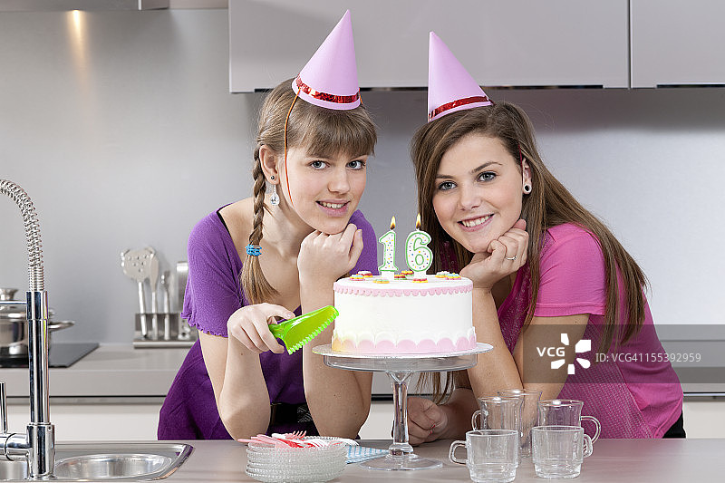 十几岁的女孩拿着生日蛋糕图片素材