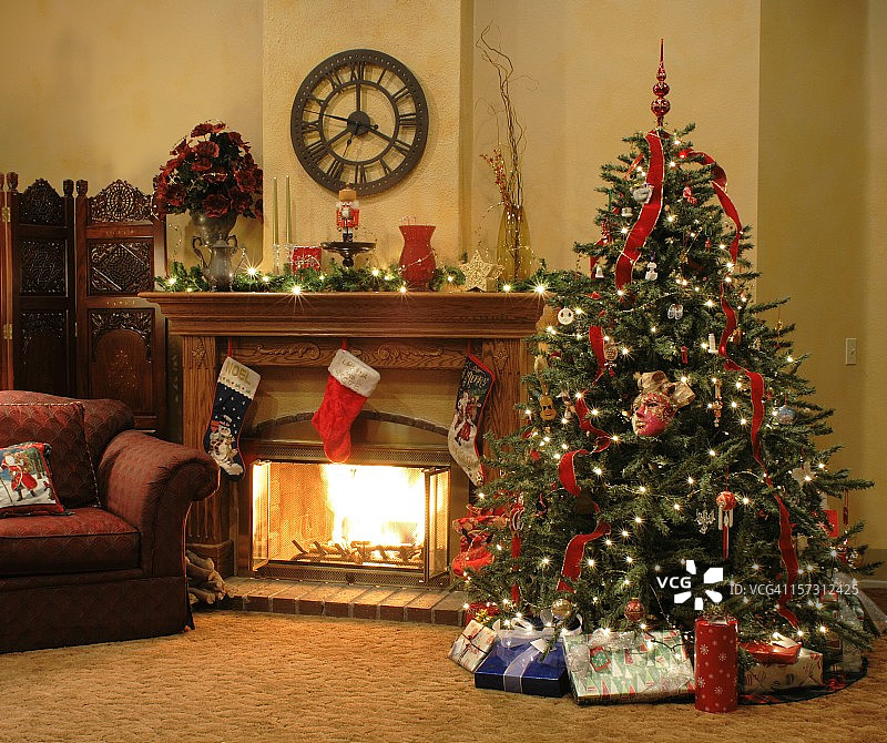 圣诞树和壁炉水平图片素材