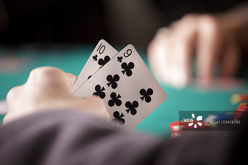 扑克玩家的手的特写图片素材