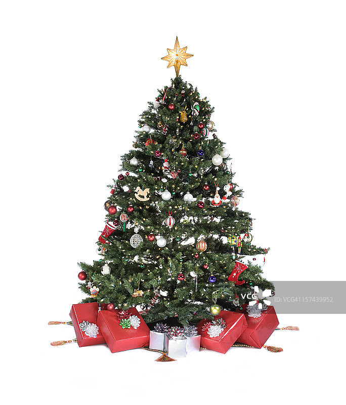 装饰圣诞树与装饰品和礼物在白色，Copyspace图片素材