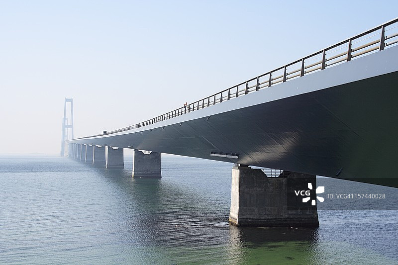 斯Storebaeltsbroen -大桥在一个雾蒙蒙的春天的一天。图片素材