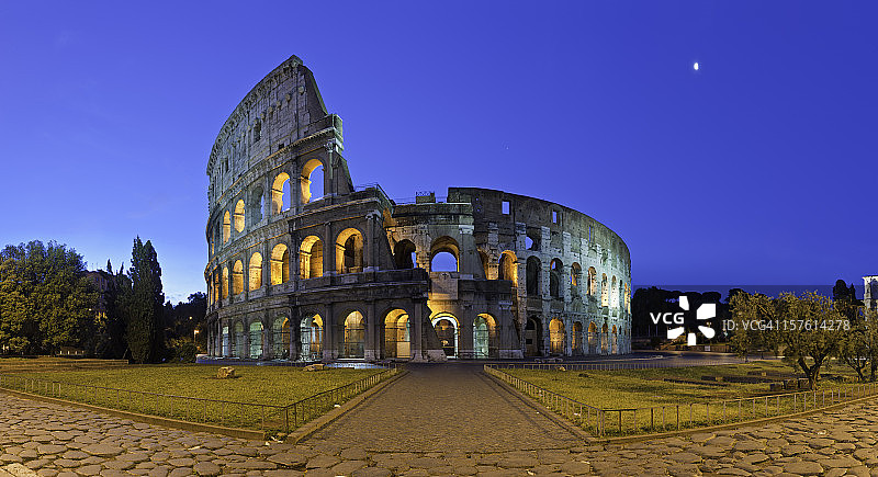罗马斗兽场古罗马圆形剧场照亮了意大利广场全景图片素材