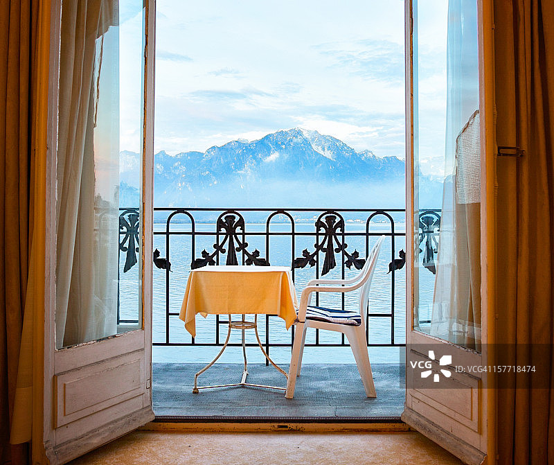 阿尔卑斯风景与阳台和开放的法式门图片素材