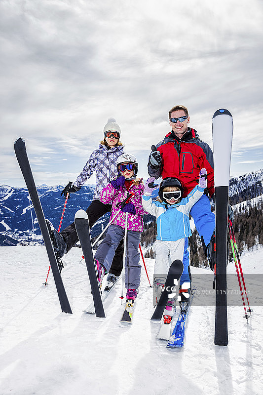 滑雪场顶端的快乐家庭图片素材