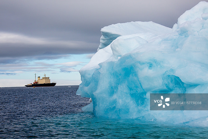 在北冰洋中漂浮着反射的冰山图片素材