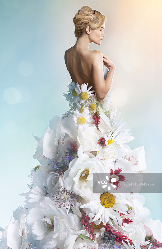 穿着白花做的婚纱的女人图片素材