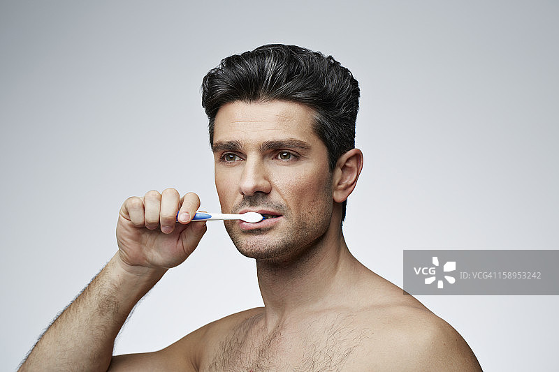 男人刷牙的肖像图片素材