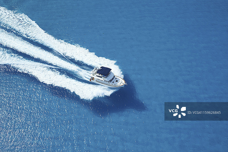 摩托艇在蓝色的海面上行驶图片素材