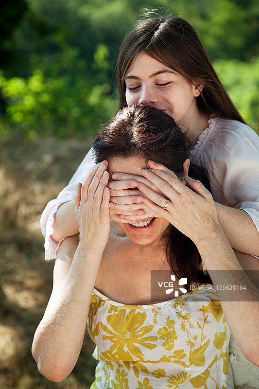 女儿遮住母亲的眼睛图片素材