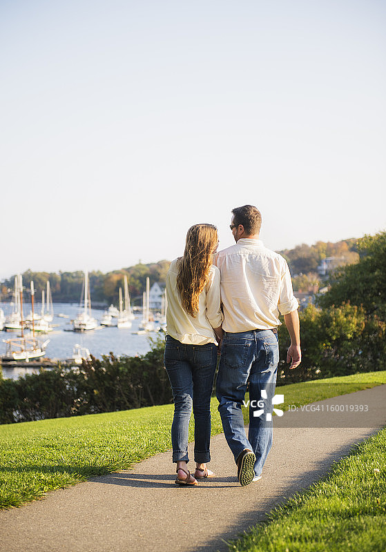 美国，缅因州，卡姆登，夫妇散步与港口的背景图片素材