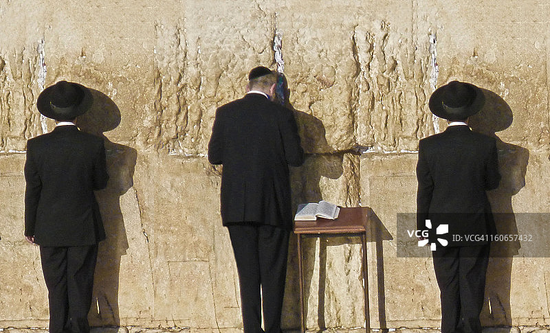 东正教犹太人在耶路撒冷西墙祈祷图片素材