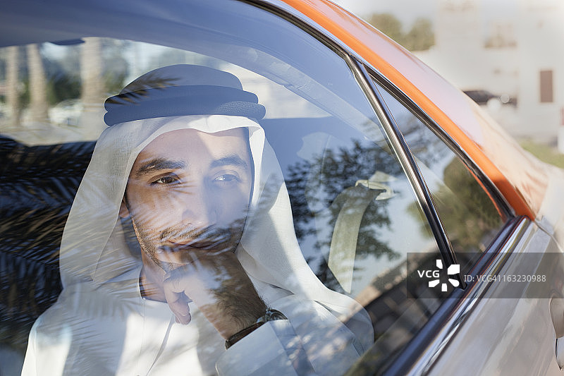 阿拉伯商人穿着传统服装在车里图片素材
