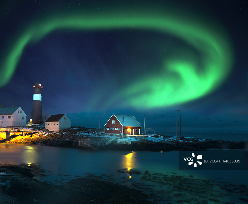 冬天海边灯塔上的北极光图片素材