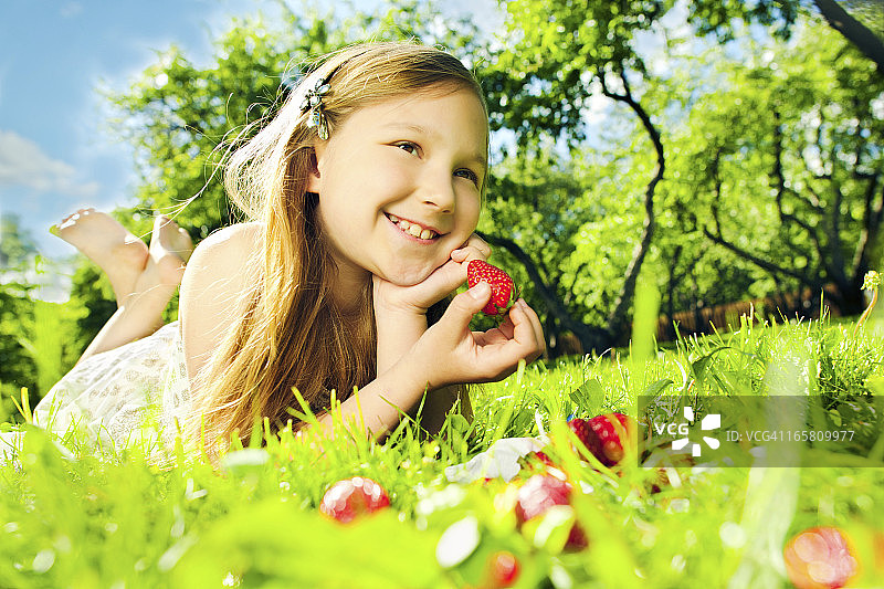 小女孩吃草莓图片素材