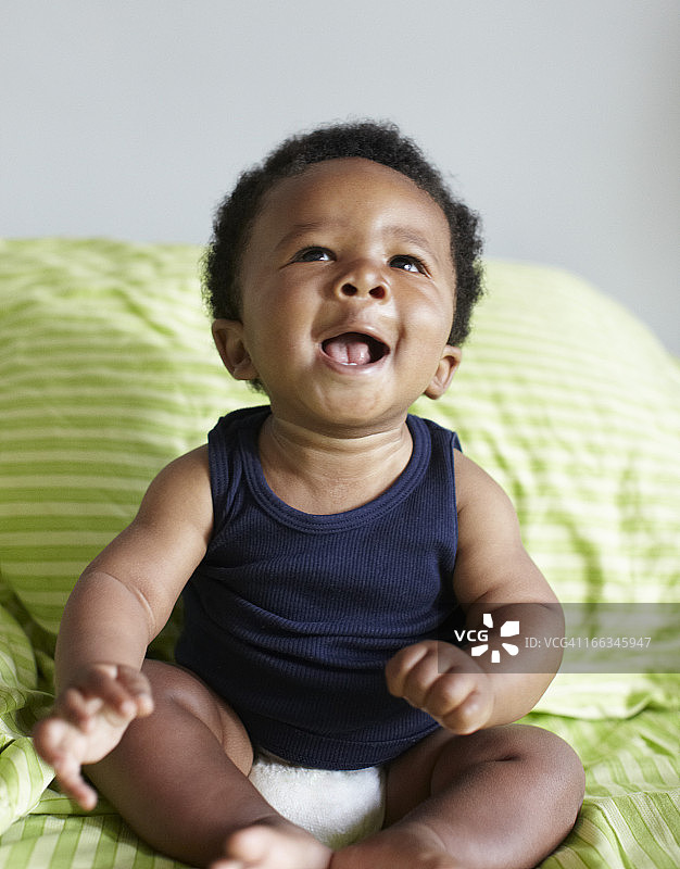 大笑的非裔美国婴儿图片素材