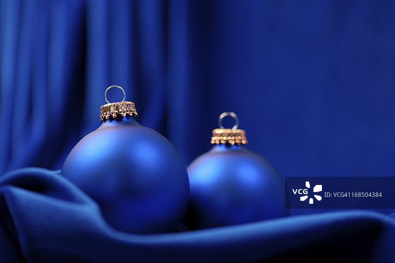 蓝色天鹅绒上的圣诞装饰物图片素材