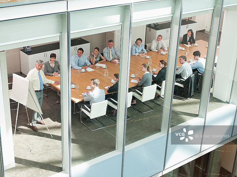 高层建筑会议室中商务人士的视角图片素材