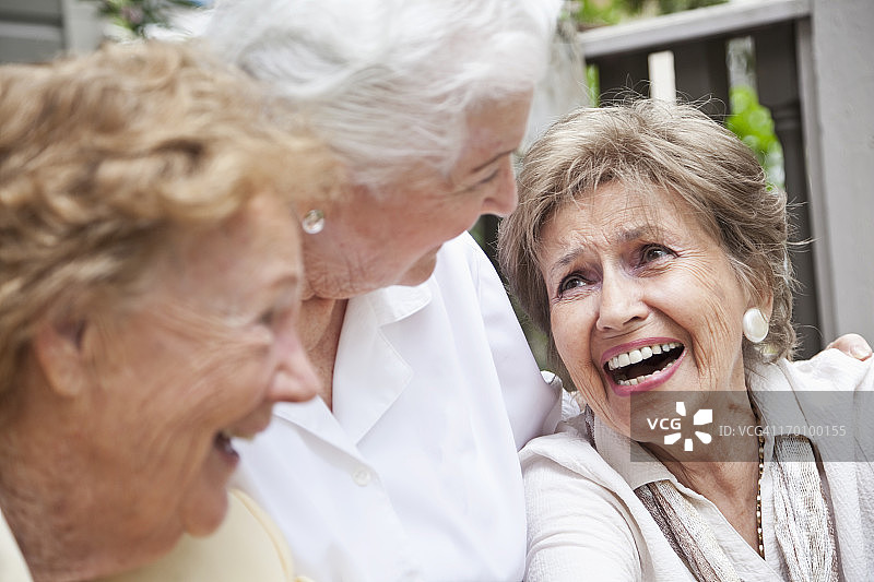 三位老年妇女大笑图片素材