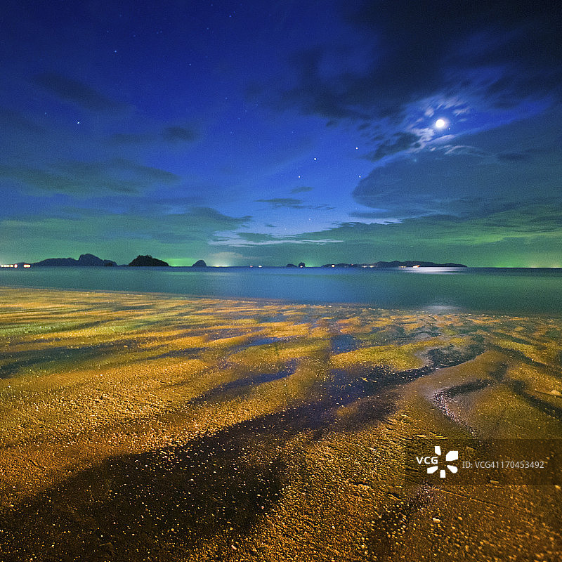 美丽的热带海滩上充满活力的星夜图片素材
