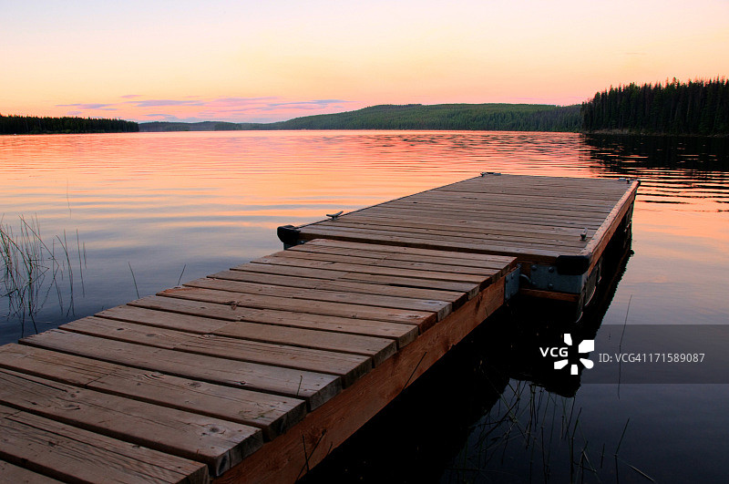 日落时分美丽的湖泊和码头图片素材
