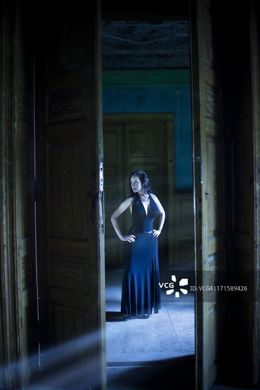 在一座废弃宫殿的大厅里的女人图片素材