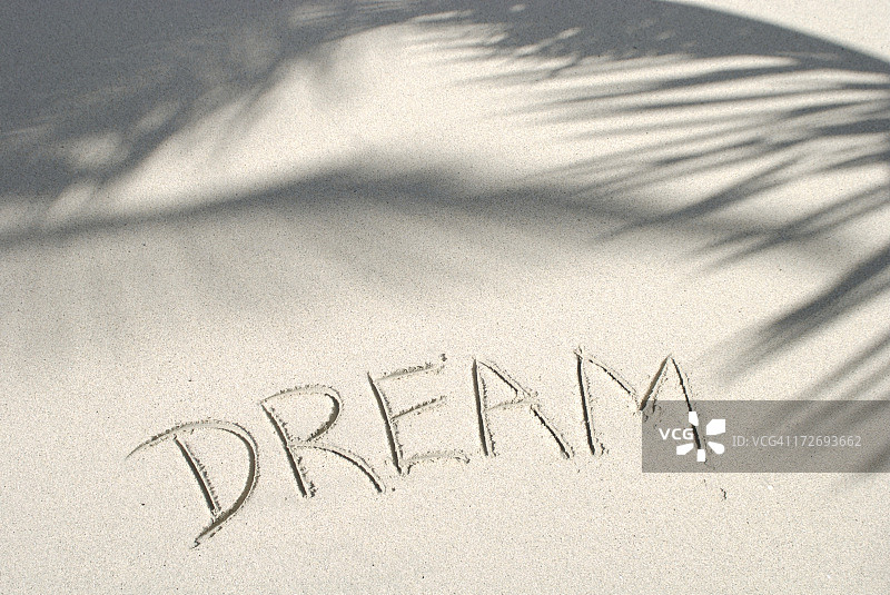 用棕榈影写在沙上的梦的讯息图片素材