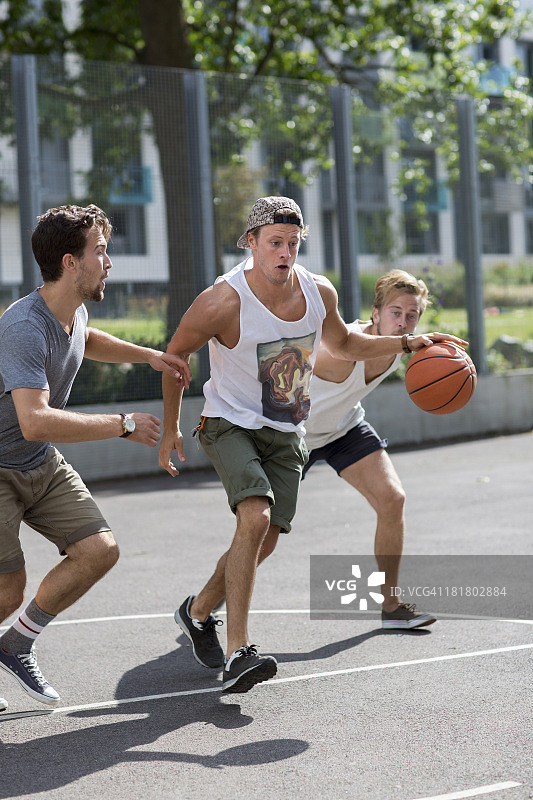 三个年轻人在打篮球图片素材