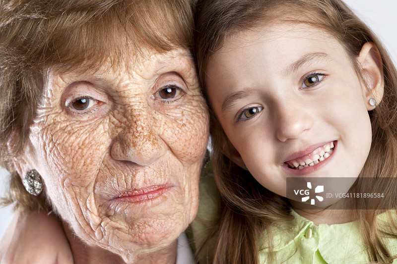 可爱的金发小女孩和她的曾祖母图片素材