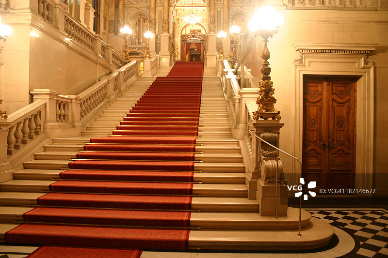 红地毯从宏伟的楼梯上倾泻而下图片素材