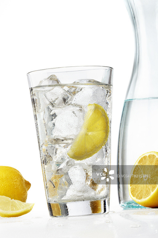 一杯加柠檬的冰水图片素材
