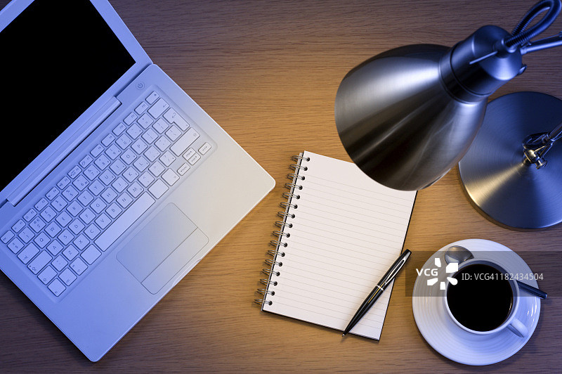 银色台灯，笔记本电脑，钢笔，记事本和黑咖啡图片素材