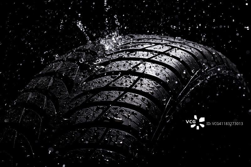 雨中水溅在新轮胎上图片素材