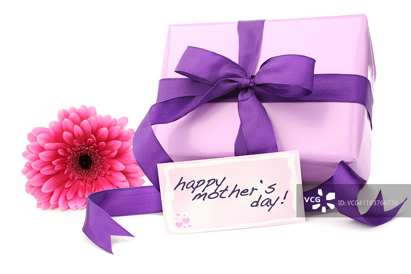 紫色礼品盒和一张母亲节贺卡图片素材