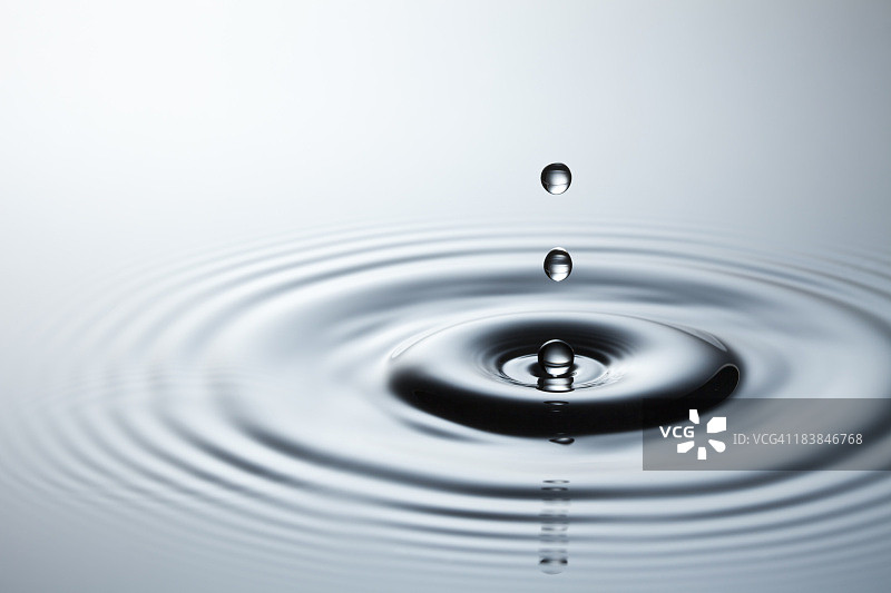 下落的水滴IV -定格运动的水滴图片素材
