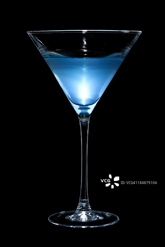 黑色包围的蓝色马提尼鸡尾酒图片素材