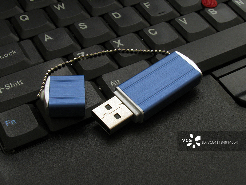 键盘上的USB内存驱动器图片素材