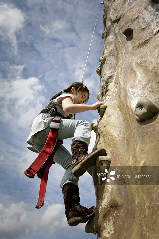 年轻女孩爬岩壁图片素材