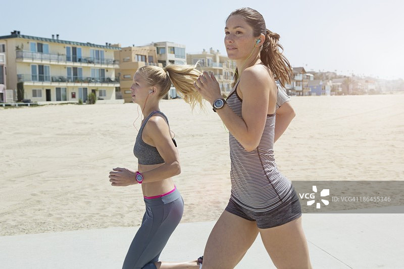 中年妇女在海滩上跑步图片素材