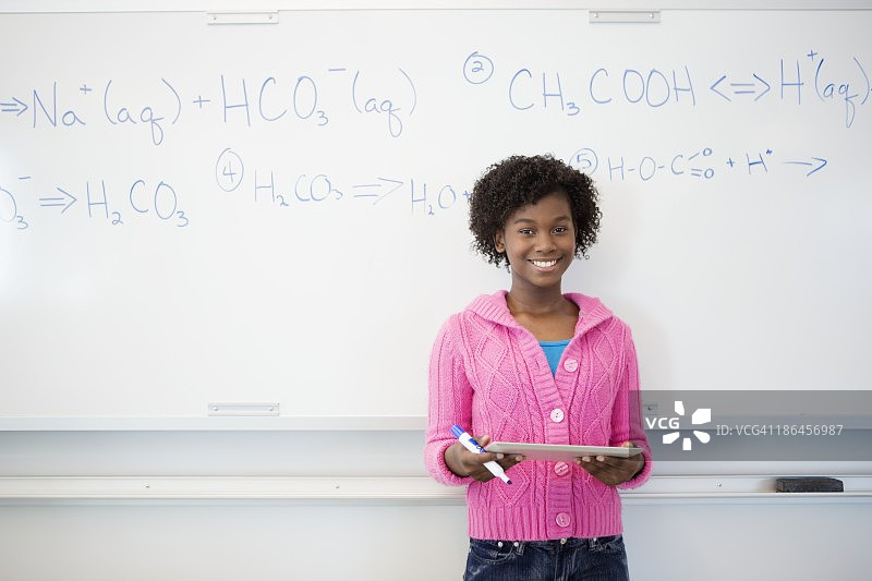 少女(13-15岁)站在白板旁边上化学课图片素材