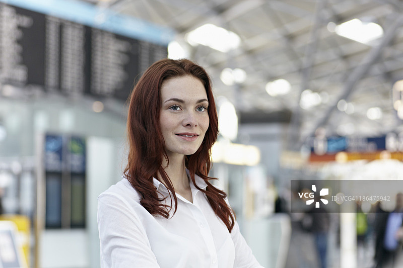德国，科隆，机场的一名年轻女子图片素材