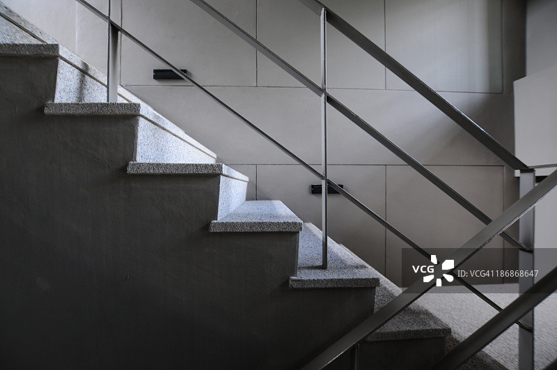 现代建筑中的开放式楼梯井图片素材