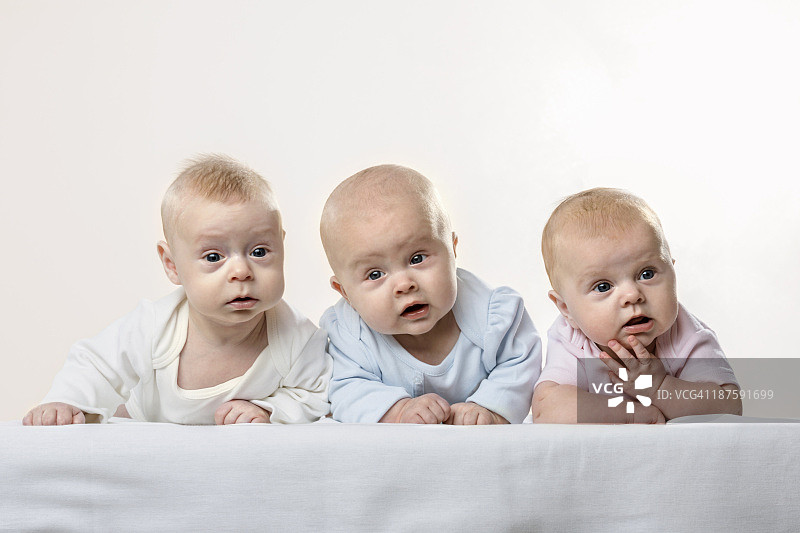 三个宝宝排成一排做鬼脸图片素材
