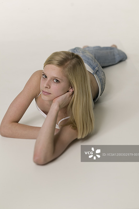 少女(16-17岁)，金发倒立，摆姿势图片素材