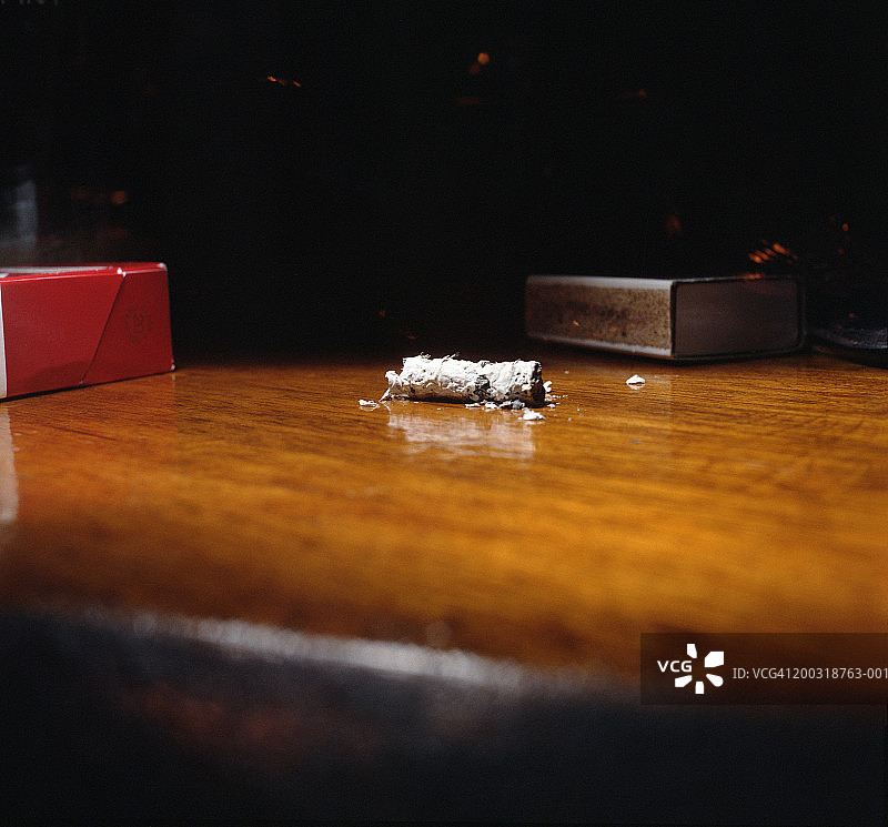 桌子上有一盒火柴和香烟图片素材
